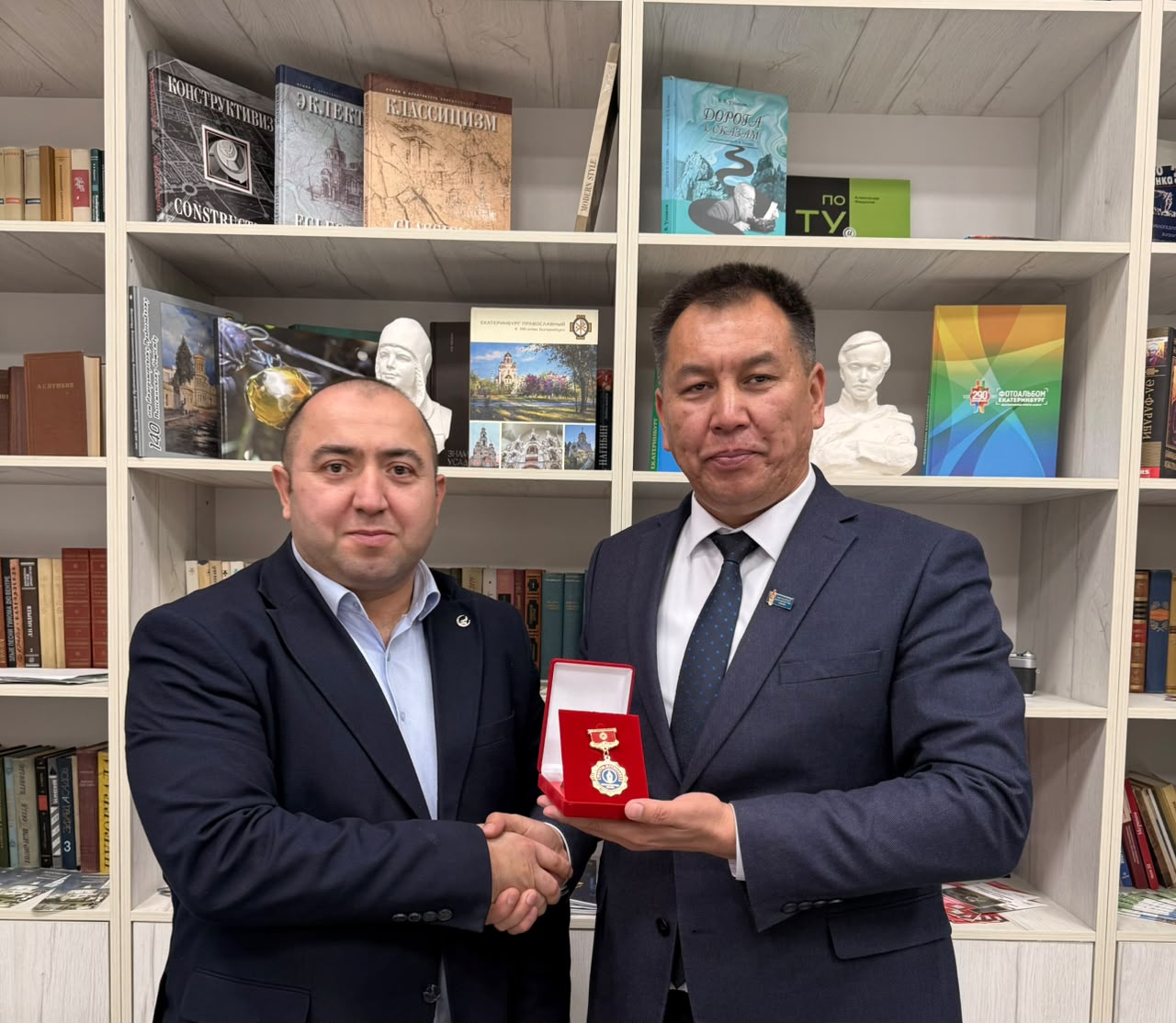 Aqil Ələsgər Bişkekdə medalla təltif olundu – Qırğızıstan Jurnalistlər Birliyinin fəxri üzvü seçildi (FOTO)