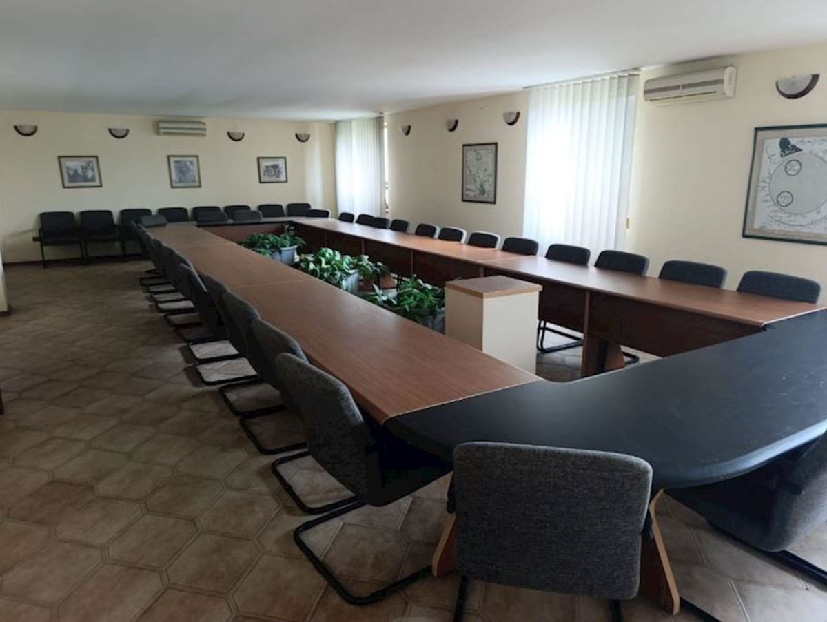 Lənkəranda 4 mərtəbəli otel 2,2 milyon manata hərraca çıxarıldı (FOTO)