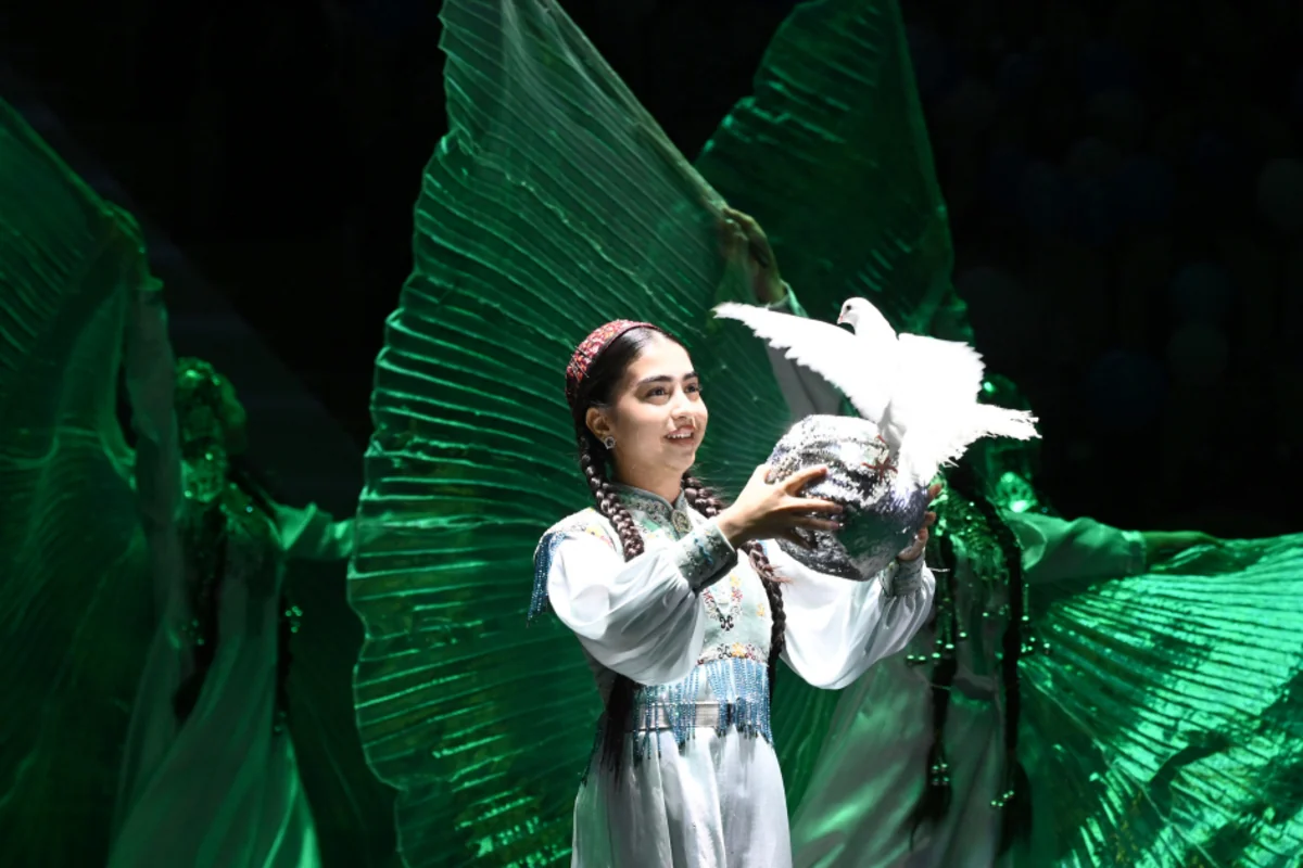 Leyla Əliyeva Arkadağ şəhərində əfsanəvi "Galkynyş" milli atüstü oyunlar qrupunun çıxışını izləyib (FOTOLAR)
