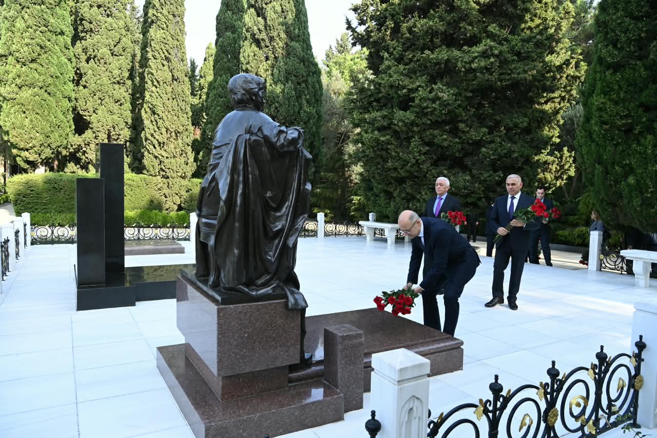 Energetiklər Fəxri xiyabanı və Şəhidlər xiyabanını ziyarət etdi (FOTO)