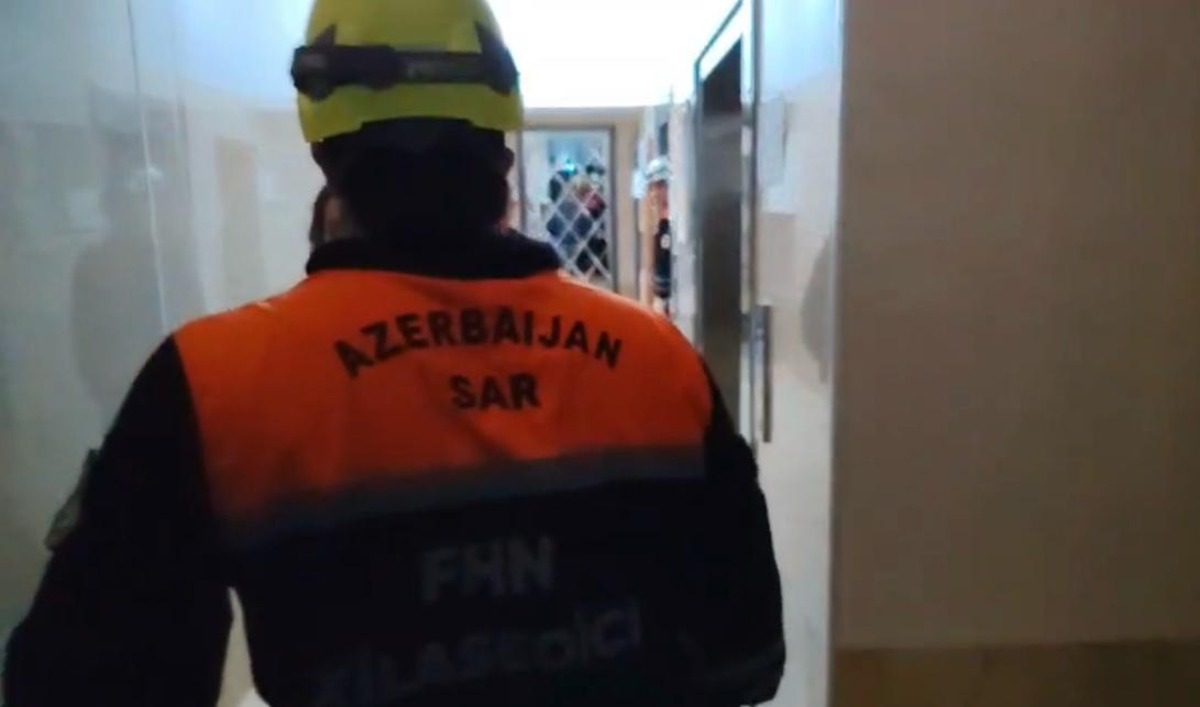 Bakıda çoxmərtəbəli yaşayış binasında yanğın - Sakinlər təxliyə edildi (FOTOLAR)
