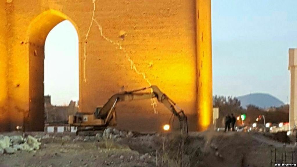 Təbrizdə Ərk Qalası məhv edilir