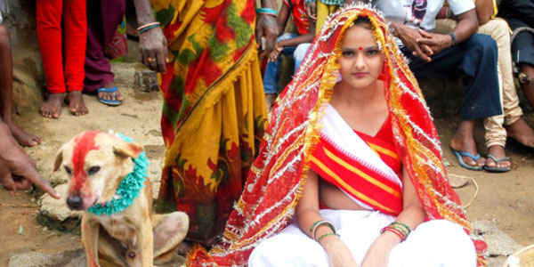 Qızları itlərlə evləndirir, əri ölənləri yandırırlar (FOTOLAR)