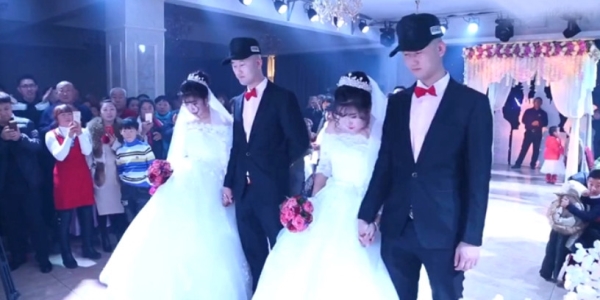 Əkiz qardaşlar əkiz bacılarla evləndi: uşaqları bacı-qardaş olacaq