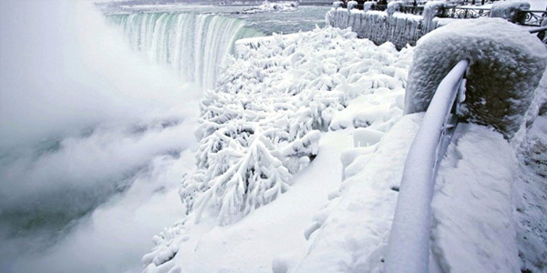 Tamamilə donan Niaqara şəlaləsindən maraqlı görüntülər (FOTOLAR)