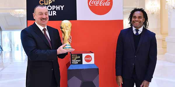 Dünya kuboku İlham Əliyevə təqdim olundu (FOTOLAR)