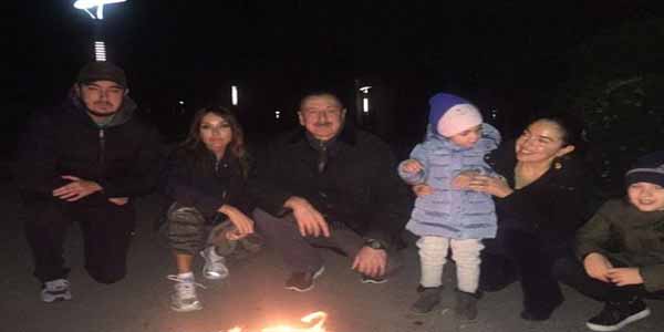 İlham Əliyev ailəsi ilə birgə tonqal ətrafında  (FOTO)