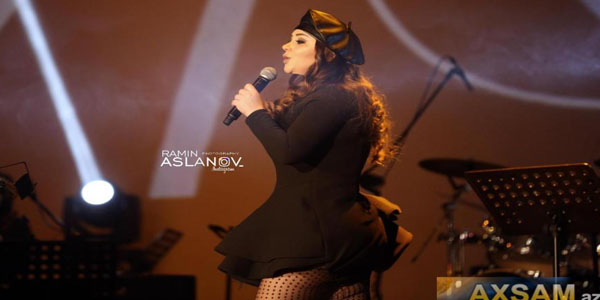 Xatirə səhnəyə elə geyimdə çıxdı ki... (FOTOLAR)