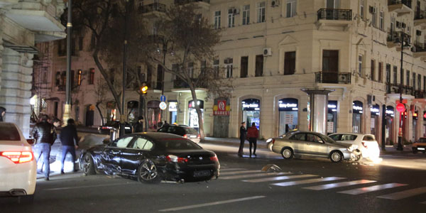 Sərxoş məmur oğlu qırmızı işıqda keçib qəza törətdi: ağır yaralı var (FOTO/VİDEO)