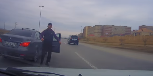 Bakıda qayda pozub, təpik atan 90-SO-003 nömrəli avtomobilin sürücüsü tutuldu (VİDEO)