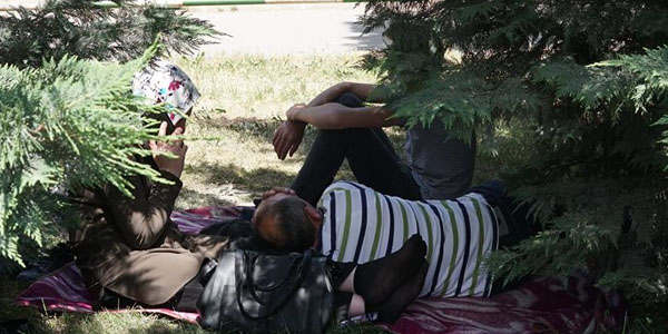 Daş üstə çöküb, “yerdə yatan” gərgin valideynlər, həyəcanlı şagirdlər (FOTOLAR)