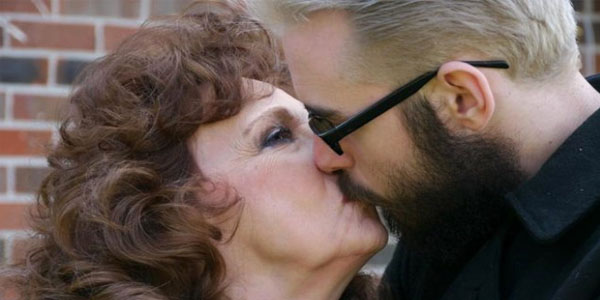 72 yaşında 19 yaşlı oğlana ərə getdi: nəvəsi ərindən 3 yaş böyükdür (FOTOLAR)