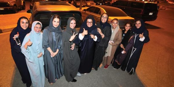 Qadağa sona çatdı: qadınlar avtomobil sürməyə başladı (FOTOLAR)