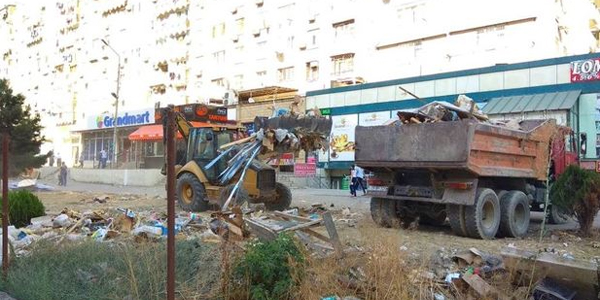 Bakı meriyası qanunsuz tikililəri sökür (FOTOLAR)