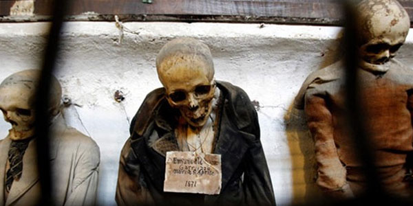 Ölüləri geyindirib, turist qabağına çıxarırlar (FOTOLAR)