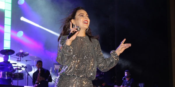 Ebru Gündeşin Bakıda möhtəşəm konserti baş tutdu (VİDEO)