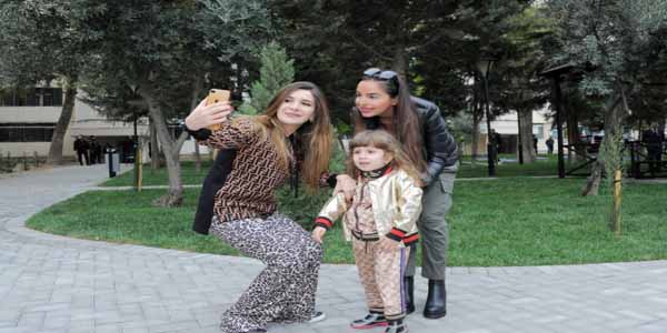 Leyla Əliyeva Bakı sakinləri ilə şəkil çəkdirdi (FOTOLAR)
