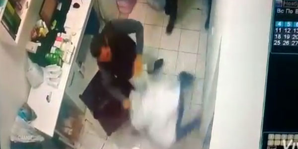 Bakıda bir qrup şəxs aptekə basqın edib (FOTO/VİDEO)