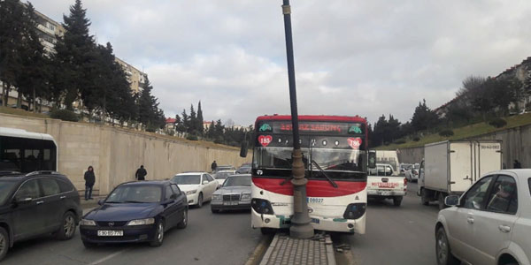 Bakıda sərnişin avtobusu qəzaya düşdü: xəsarət alan var (FOTOLAR)