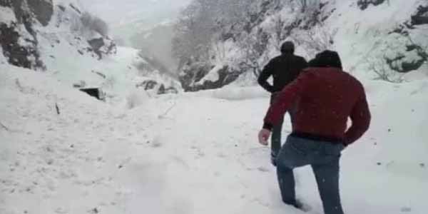 Xınalıq yolunda bir neçə maşın qar uçqunu altında qaldı (FOTO)