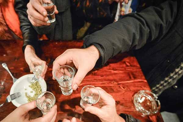 Spirtli içki içən şəxs oruc tuta bilər?