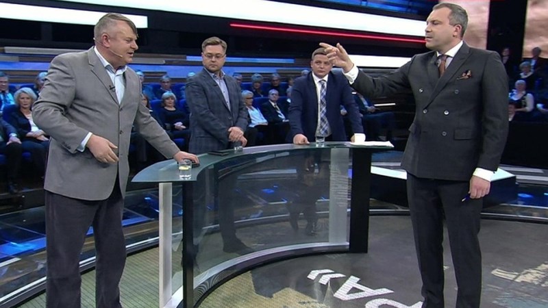 Rus aparıcı ukraynalı qonağı studiyadan qovdu (VİDEO)