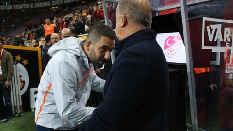Arda Turan küsülü olduğu Terimin əlini öpdü: Yanvarda geri qayıdır...