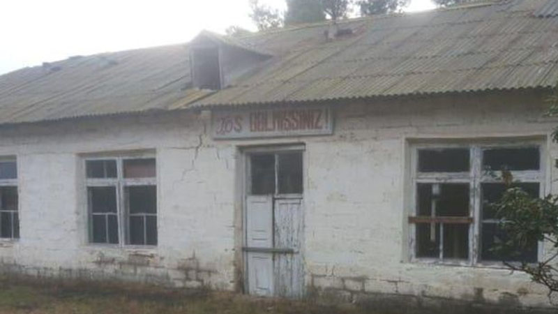 Dərs zamanı tavanı çökən məktəbdə tədris davam edir (FOTOLAR)