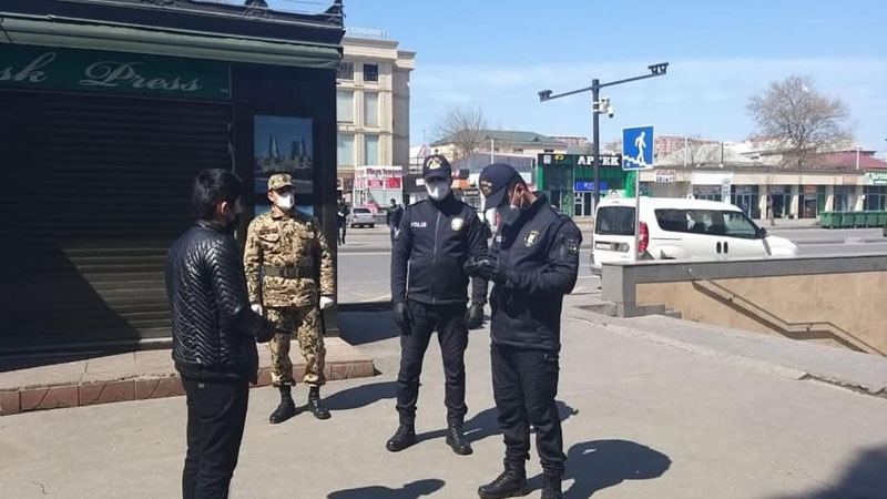 Bakı polisi icazə olmadan hərəkət edən şəxsləri müəyyən etdi (FOTOLAR)