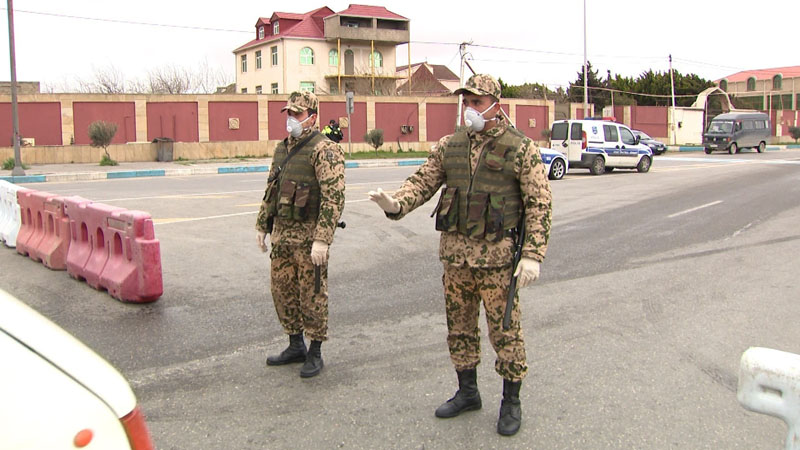 İş adamı karantini pozdu, maşınla yol qurğularını qırıb keçdi
