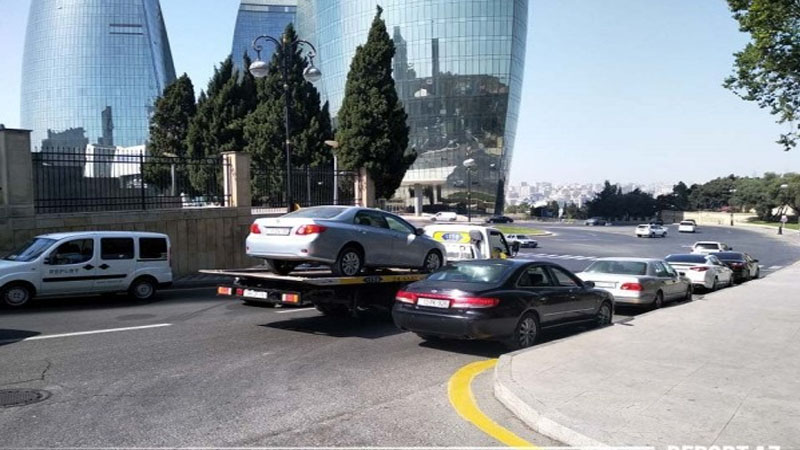 Deputatın maşınını evakuator apardı (FOTO)