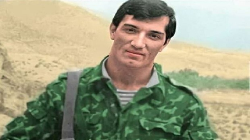 Övladları Əliyar Əliyevin məzarını ziyarət etdilər (FOTO)