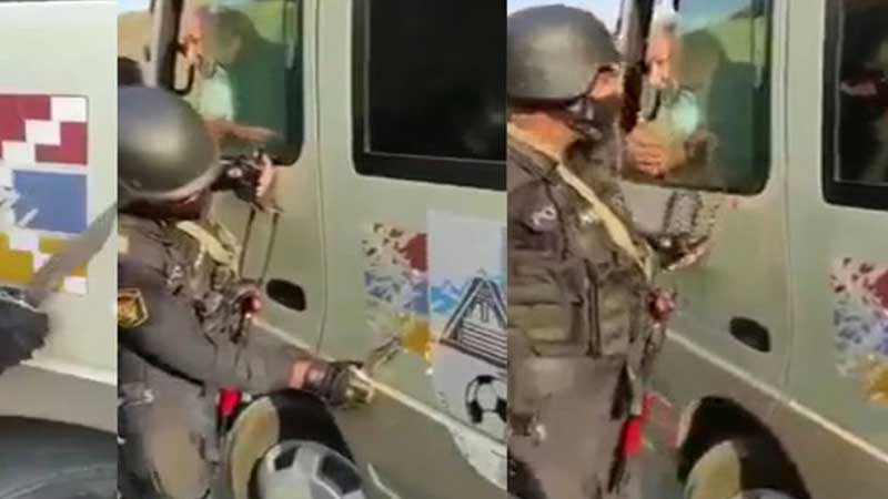 Azərbaycan polisi qondarma “bayrağ”ı maşınların üzərindən süngü ilə qazıdı (VİDEO)