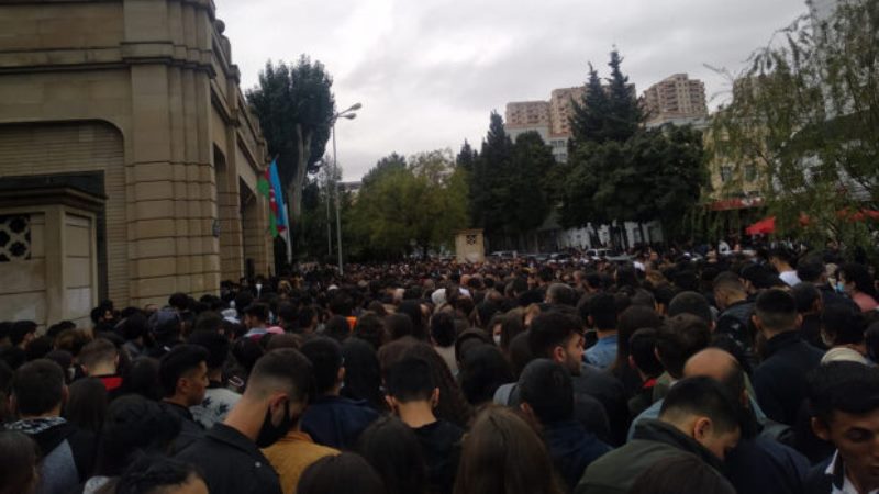 COVID-19 pasportuna görə BDU qarşısında izdiham yaşandı (FOTO)