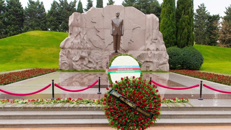 Əli Nağıyev Heydər Əliyevin xatirəsini andı (FOTO)