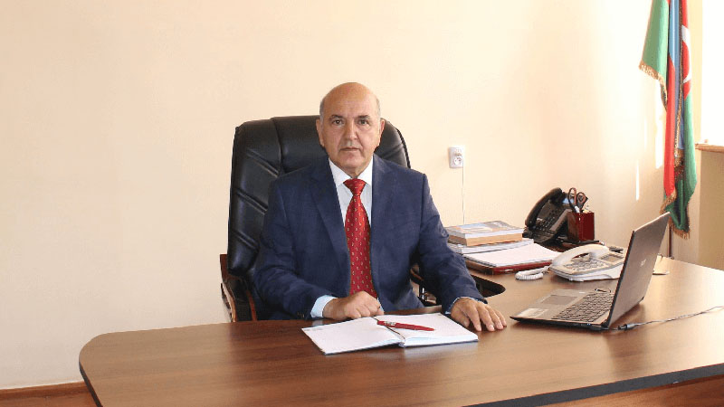 Direktordan nazirə şikayət: “Ağababa İbrahimov “seyidəm” deyib qanunu saymır