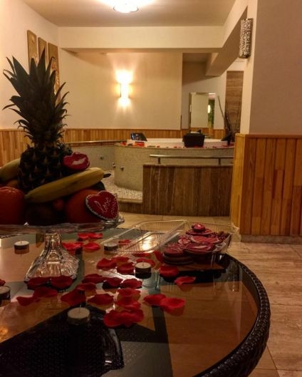 Azərbaycanlı rəqqasə ad gününü saunada keçirdi (FOTO)