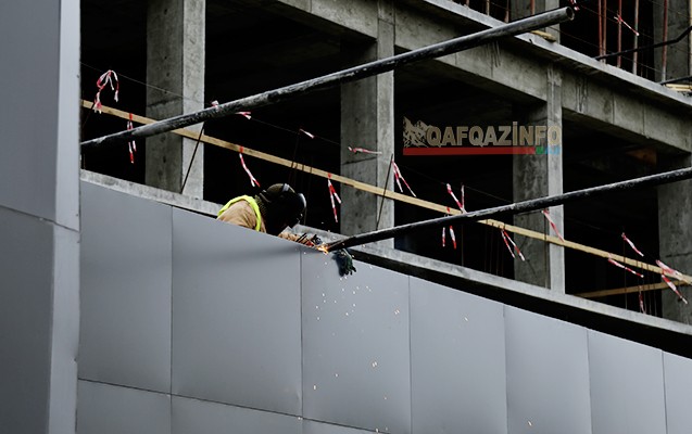 Qadının başına boru necə düşüb? - Fotolar