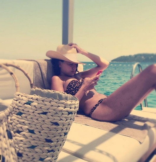 Hadisənin özündən gözəl modelyer bacısı - FOTOLAR