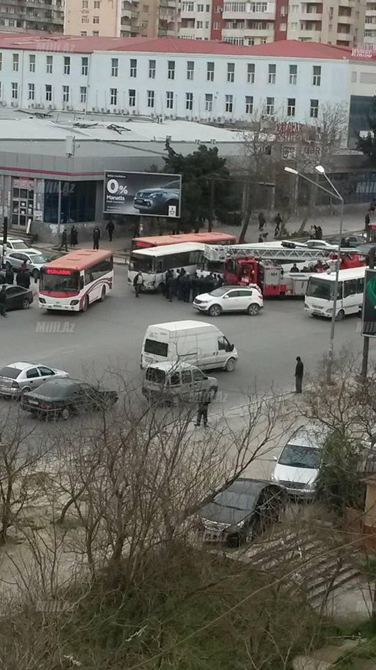 Bakıda sərnişinlə dolu avtobus qəzaya düşdü - FOTO