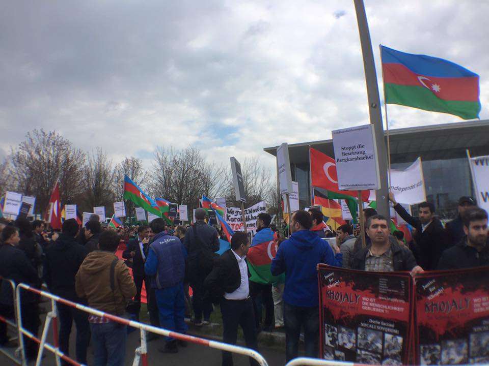 Sarkisyan Berlində etirazla qarşılandı - Azərbaycanlıların mitinqi +Foto+Video