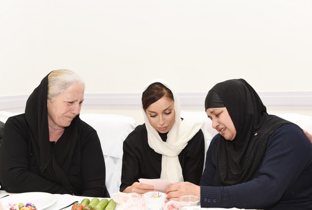 Mehriban Əliyeva ağladı - Şəhid anaları ilə görüşdə
