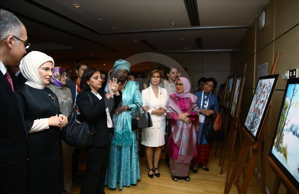Mehriban Əliyeva Ərdoğanın xanımı ilə sərgidə - Foto
