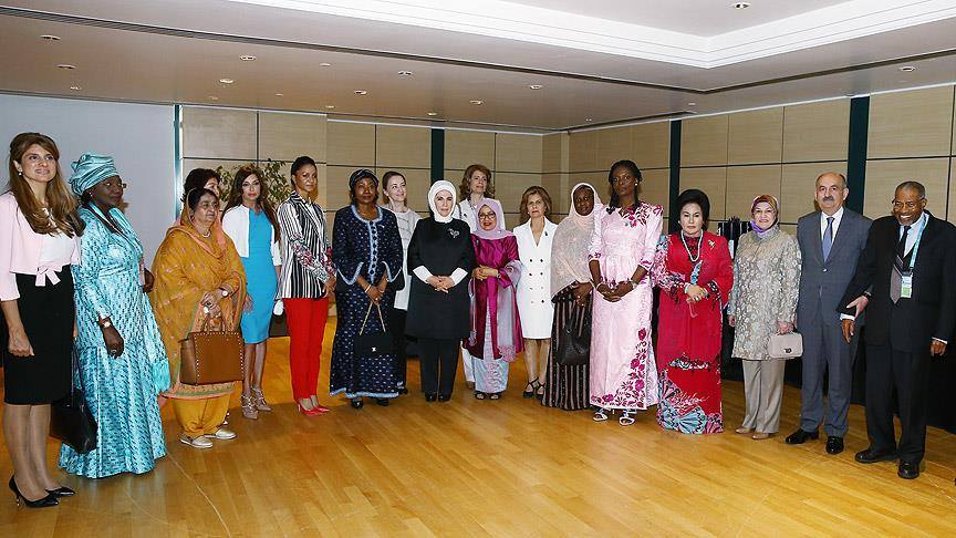 Mehriban Əliyeva Ərdoğanın xanımı ilə sərgidə - Foto