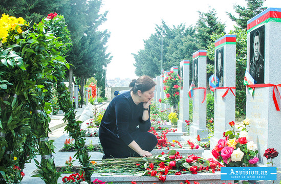 Şəhidlərimizin 40 günü: yaxınları məzar başında - FOTOLAR