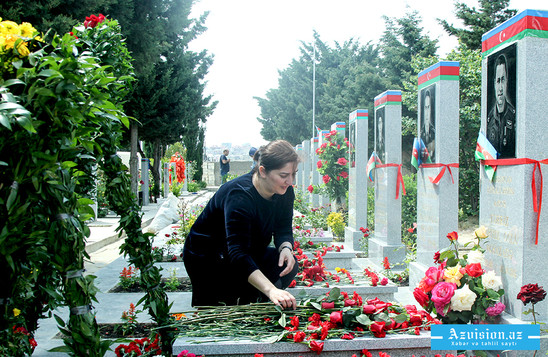 Şəhidlərimizin 40 günü: yaxınları məzar başında - FOTOLAR