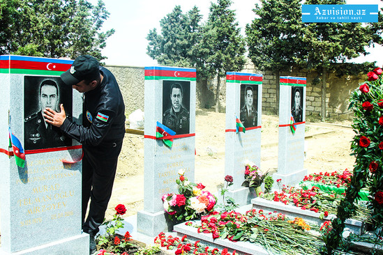 Şəhidlərimizin 40 günü: yaxınları məzar başında - FOTOLAR