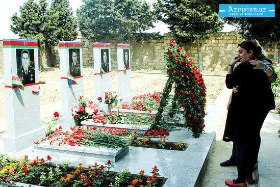 Şəhidlərimizin 40 günü: yaxınları məzar başında - FOTOLAR