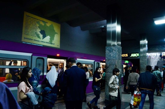 Bakı metrosunda vətənpərvərliyi əks etdirən afişalar - FOTOLAR
