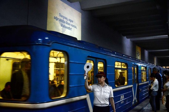 Bakı metrosunda vətənpərvərliyi əks etdirən afişalar - FOTOLAR
